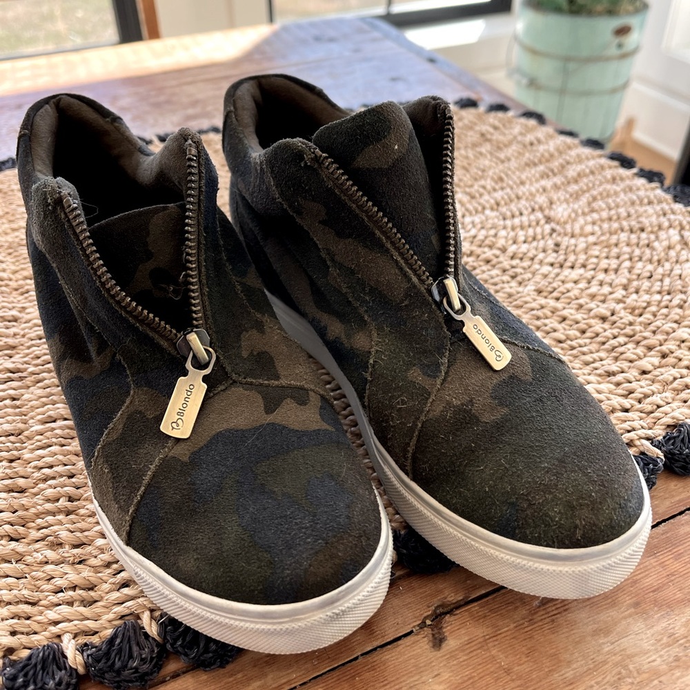 Blondo waterproof hightop camo sneakers.